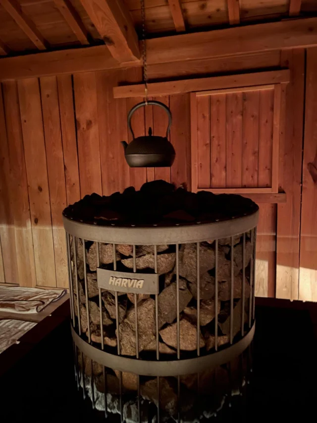 年末年始の営業予定
　　
１２月２４日〜１月４日まで休まず営業します。
１月５日〜１月９日まで臨時休業します。  帰省、旅行のプランにサウナ、キャンプはいかがですか？
コテージもお日にちによってはご案内可能です。
ご予約はＨＰもしくはこちらにご連絡ください。
連絡先　　08042262714  沢山のご予約お待ちしております。
　　
#サウナ#水風呂#外気浴#ととのう#いやし自然自然治癒力蔵サウナテントサウナキャンプキャンプ場簡易宿所民泊宿泊フィンランドフィンランドサウナ薪薪ストーブ神山徳島四国神山まるごと高専サ活サウナハットサ飯サウナイキタイサウナ女子サウナ好きと繋がりたい徳島ヴォルティス